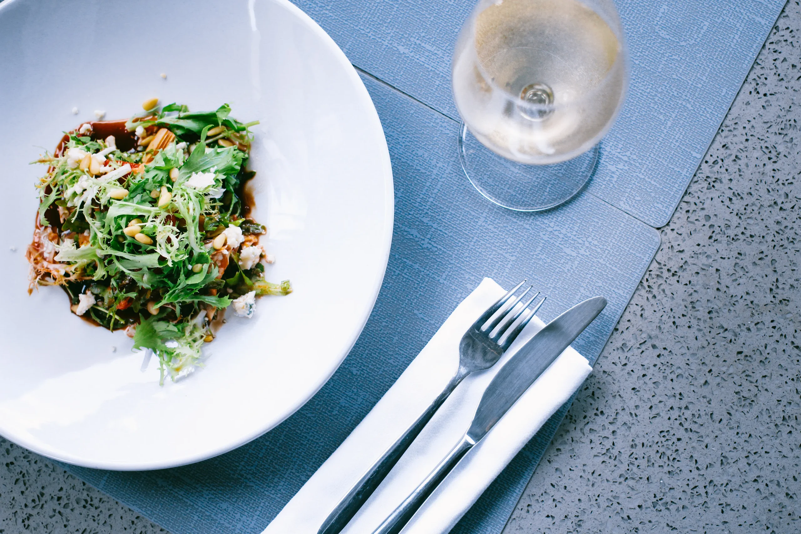 Arugula with sun-dried tomato, pine nuts and parmesan cheese (for 6-8 people) 